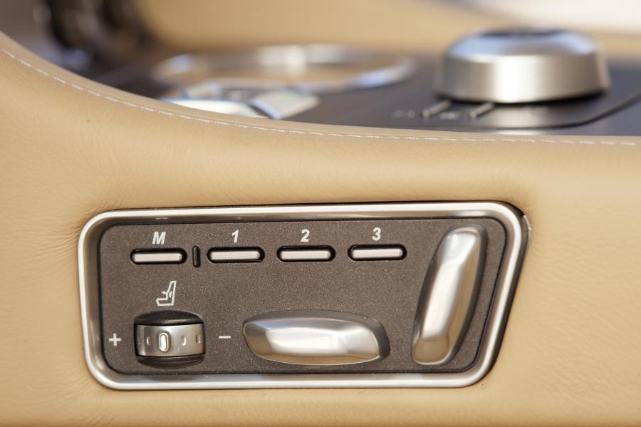 Детали интерьера Aston Martin Rapide 2010 года  (фото 81 из 190)